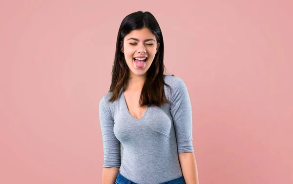 Teenager Mädchen Zeigt Zunge Die Kamera Mit Lustigem Blick Auf — Stockfoto