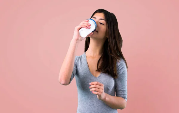 Ragazza Adolescente Che Tiene Caffè Portare Sfondo Rosa — Foto Stock