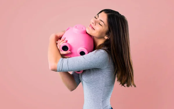 Adolescente Menina Segurando Mealheiro Fundo Rosa — Fotografia de Stock