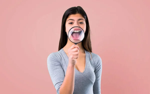 Teenager Mädchen Mit Lupe Auf Rosa Hintergrund — Stockfoto