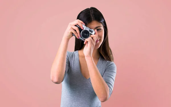 Dospívající Dívka Fotografování Růžovém Pozadí — Stock fotografie