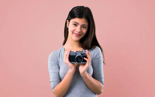 Adolescente Menina Segurando Uma Câmera Fundo Rosa — Fotografia de Stock