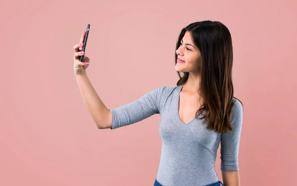 Nastolatek Dziewczyna Selfie Mobile Różowym Tle — Zdjęcie stockowe