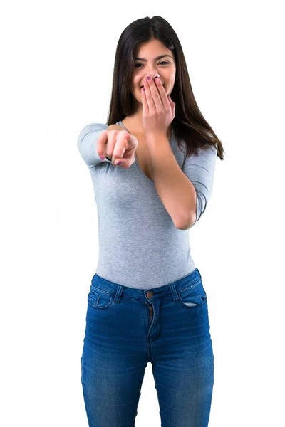 Adolescente Chica Apuntando Con Dedo Alguien Riendo Mucho — Foto de Stock