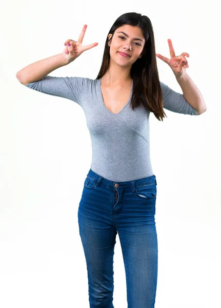 Adolescente Chica Sonriendo Mostrando Signo Victoria — Foto de Stock