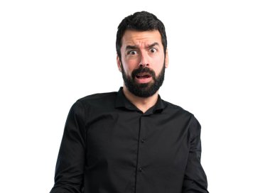 Beyaz arka plan üzerinde vurguladı sakallı yakışıklı adam boğulmuş