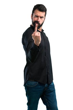 Beyaz arka plan üzerinde sakal yapma boynuz hareketi ile yakışıklı adam