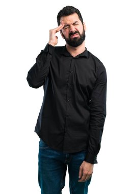 Beyaz arka plan üzerinde sakallı sinirli yakışıklı adam