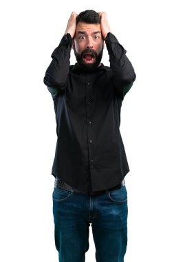 Beyaz arka plan üzerinde sakallı sinirli yakışıklı adam