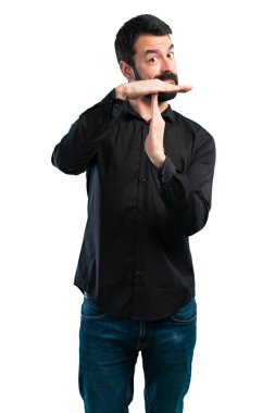 Beyaz arka plan üzerinde sakal yapma zaman aşımı hareketi ile yakışıklı adam