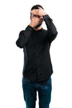 Beyaz arka plan yüzünde kapsayan sakallı yakışıklı adam