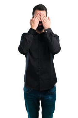 Gözleri beyaz arka plan üzerinde kapsayan sakallı yakışıklı adam