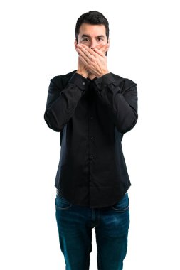 Beyaz zemin üzerine ağzını kapsayan sakallı yakışıklı adam