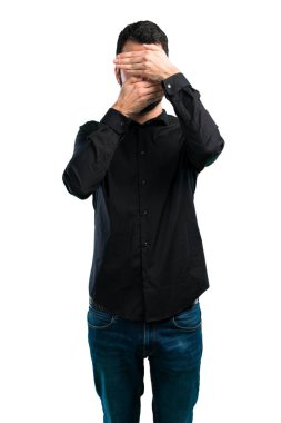 Beyaz arka plan yüzünde kapsayan sakallı yakışıklı adam