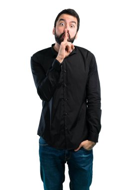 Beyaz arka plan üzerinde sakal yapma sessizlik hareketi ile yakışıklı adam