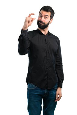 Beyaz arka plan üzerinde küçük işareti yapma sakallı yakışıklı adam