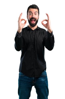 Beyaz arka plan üzerinde oturum tamam yapma sakallı yakışıklı adam