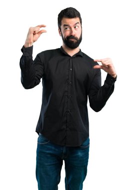 Beyaz arka plan üzerinde küçük işareti yapma sakallı yakışıklı adam