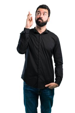 Beyaz arka plan üzerinde geçiş parmaklarıyla sakallı yakışıklı adam