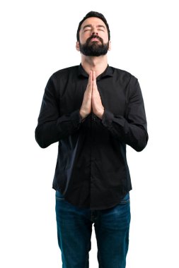 Beyaz arka plan üzerinde yalvaran sakallı yakışıklı adam