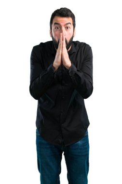 Beyaz arka plan üzerinde yalvaran sakallı yakışıklı adam