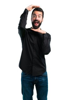 Yüzünü beyaz arka plan üzerinde odaklanan sakallı yakışıklı adam