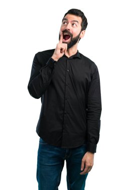 Beyaz arka plan üzerinde sakal yapma sürpriz hareketi ile yakışıklı adam