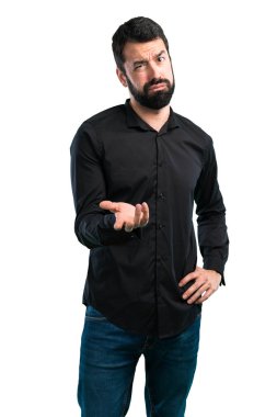 Beyaz arka plan üzerinde sakallı yorgun yakışıklı adam