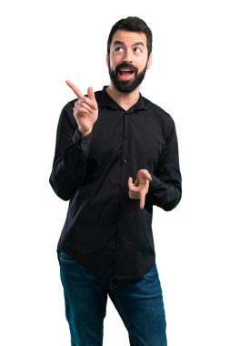 Beyaz arka plan üzerinde dans sakallı yakışıklı adam