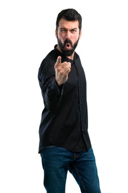 Beyaz zemin üzerine bağırarak sakallı kızgın yakışıklı adam