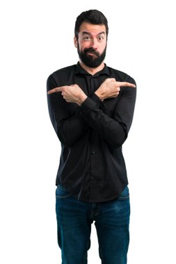 Beyaz arka plan üzerinde şüpheleri laterallerin işaret eden sakallı yakışıklı adam