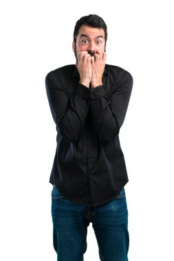 Beyaz arka plan üzerinde sakallı korkmuş yakışıklı adam