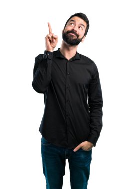 Beyaz arka plan üzerinde yukarıyı sakallı yakışıklı adam