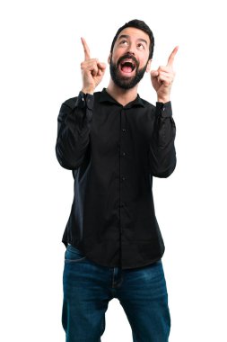 Beyaz arka plan üzerinde yukarıyı sakallı yakışıklı adam