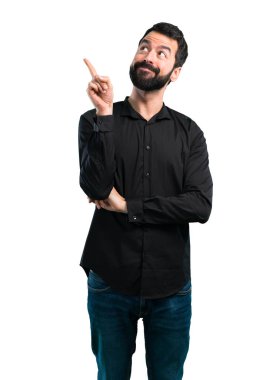 Beyaz arka planı sakalını düşünce ile yakışıklı adam