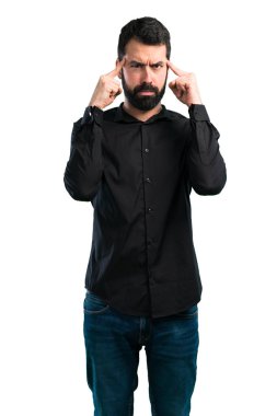 Beyaz arka planı sakalını düşünce ile yakışıklı adam