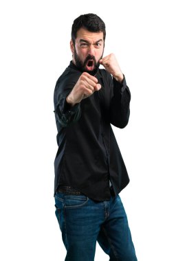 Beyaz arka plan üzerinde mücadele sakallı yakışıklı adam