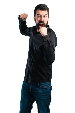 Beyaz arka plan üzerinde mücadele sakallı yakışıklı adam