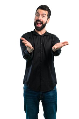 Bir şey beyaz arka plan üzerinde sunulması sakallı yakışıklı adam