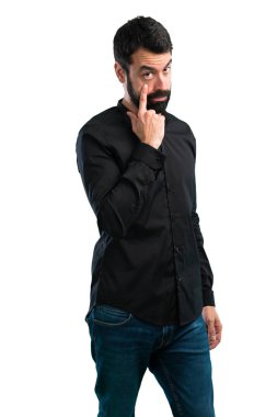 Bir şey beyaz arka plan üzerinde gösterilen sakallı yakışıklı adam