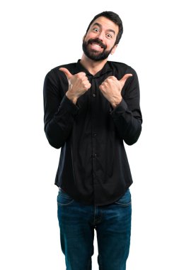 Beyaz arka plan üzerinde başparmak ile sakallı yakışıklı adam