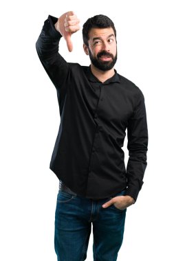 Kötü sinyal beyaz arka plan üzerinde yapma sakallı yakışıklı adam