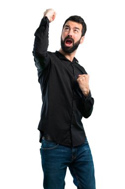 Beyaz arka plan üzerinde sakallı şanslı yakışıklı adam