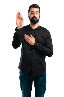 Beyaz zemin üzerine yemin yapma sakallı yakışıklı adam