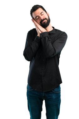 Beyaz arka plan üzerinde sakal yapma uyku hareketi ile yakışıklı adam