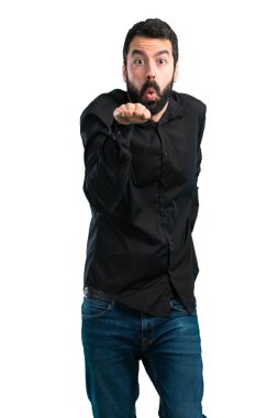 Beyaz arka plan üzerinde dans sakallı yakışıklı adam