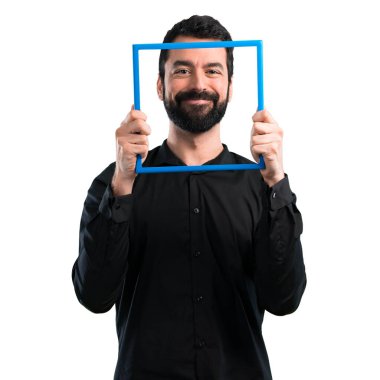 Beyaz arka plan üzerinde framework ile sakallı yakışıklı adam