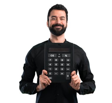Bir hesap makinesi beyaz arka plan üzerinde tutarak sakallı yakışıklı adam