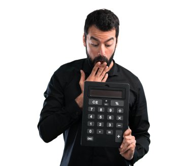 Bir hesap makinesi beyaz arka plan üzerinde tutarak sakallı yakışıklı adam