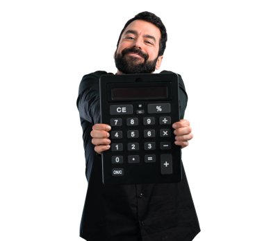 Bir hesap makinesi beyaz arka plan üzerinde tutarak sakallı yakışıklı adam